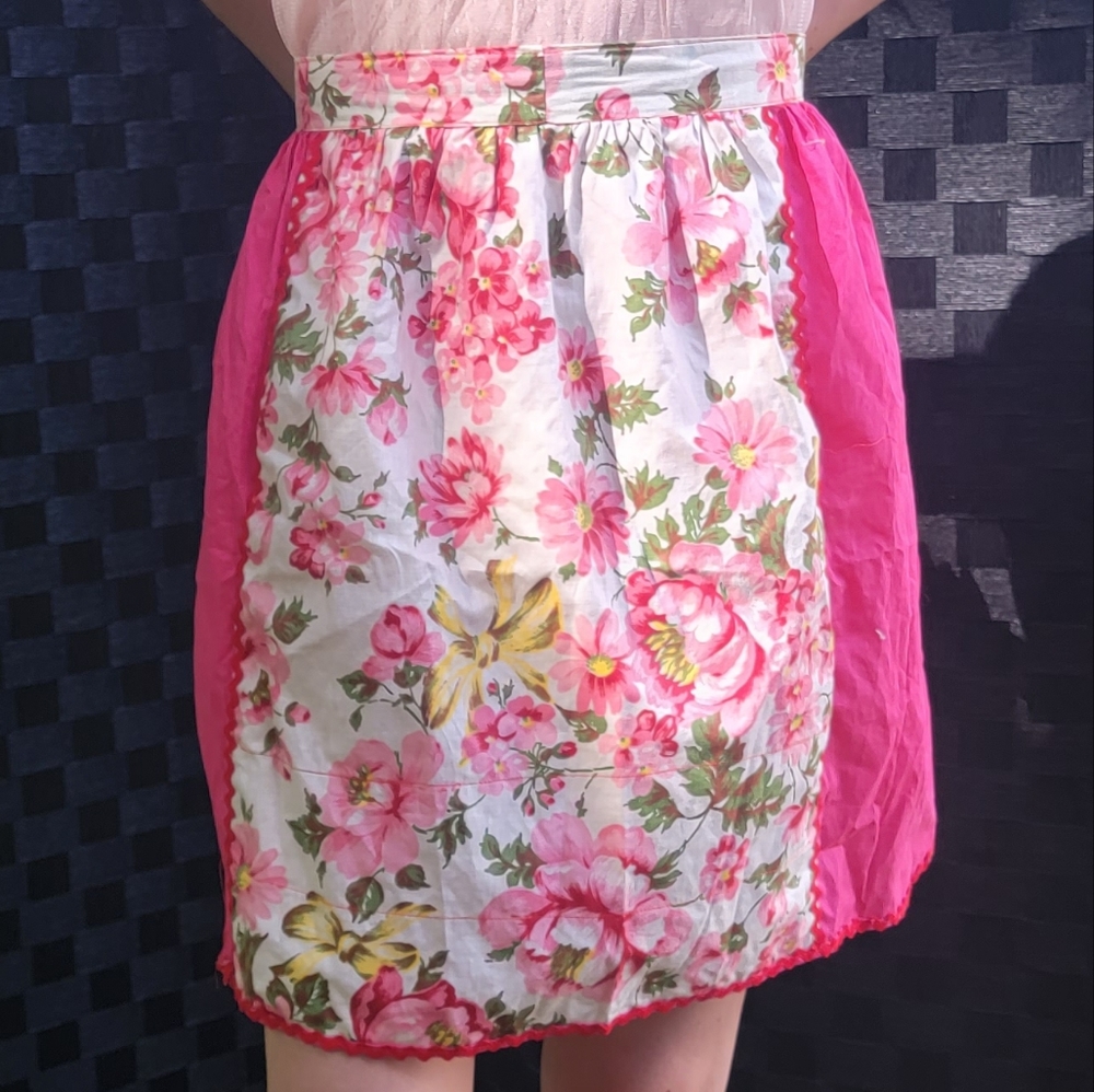 Vintage Apron Handmade Full Pocket Floral & RicRac Pink Half Apron - Picture 9 of 9
